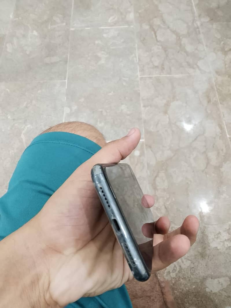 Apple iPhone 11 4