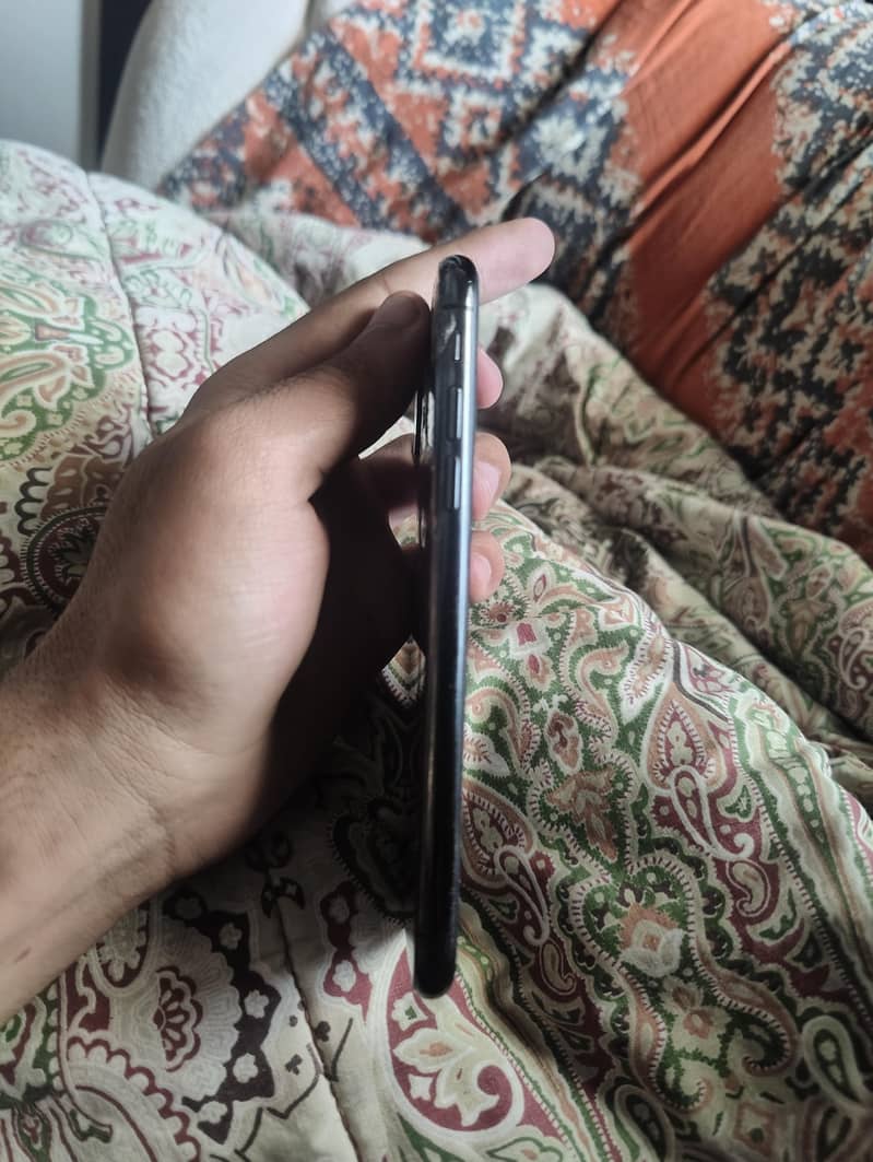 Apple iPhone X 4
