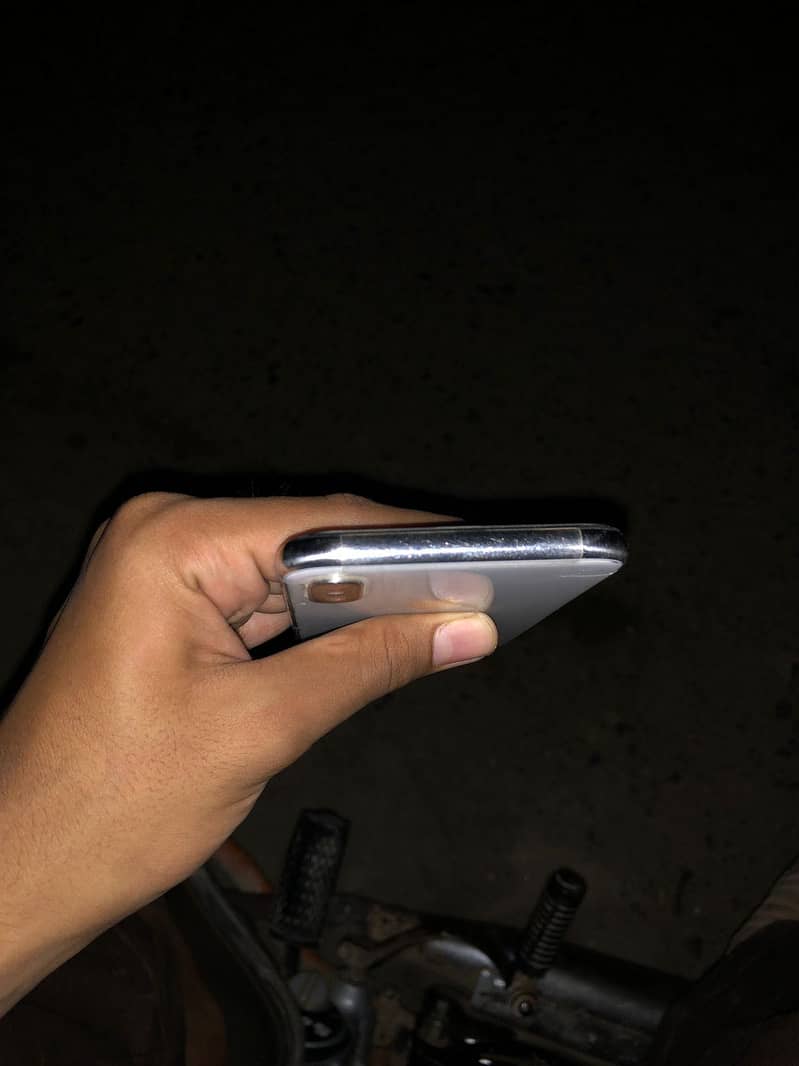 Apple iPhone X 4
