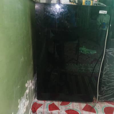 Room refrigerator