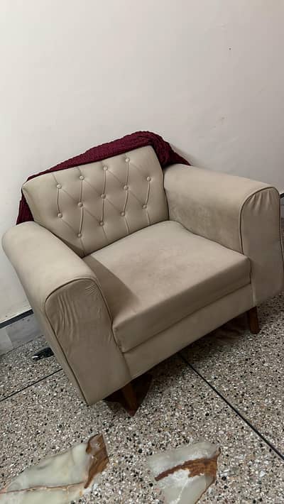5 setar sofa ha pasy Chey is ley sale kar rha hu