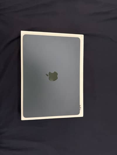 MacBook Air M4 13" 16GB 256GB - Like New, 9 Cycles, Warranty 2027