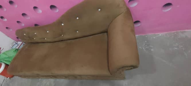 fully new sofa mane liya h mahina phly lkin ab change krna h tu sell k