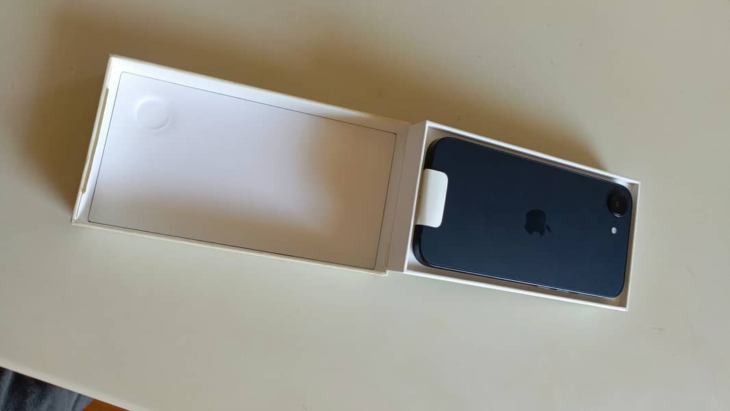Apple iPhone 16e 1