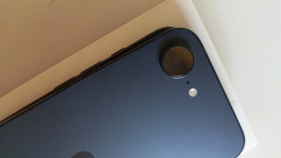 Apple iPhone 16e 4