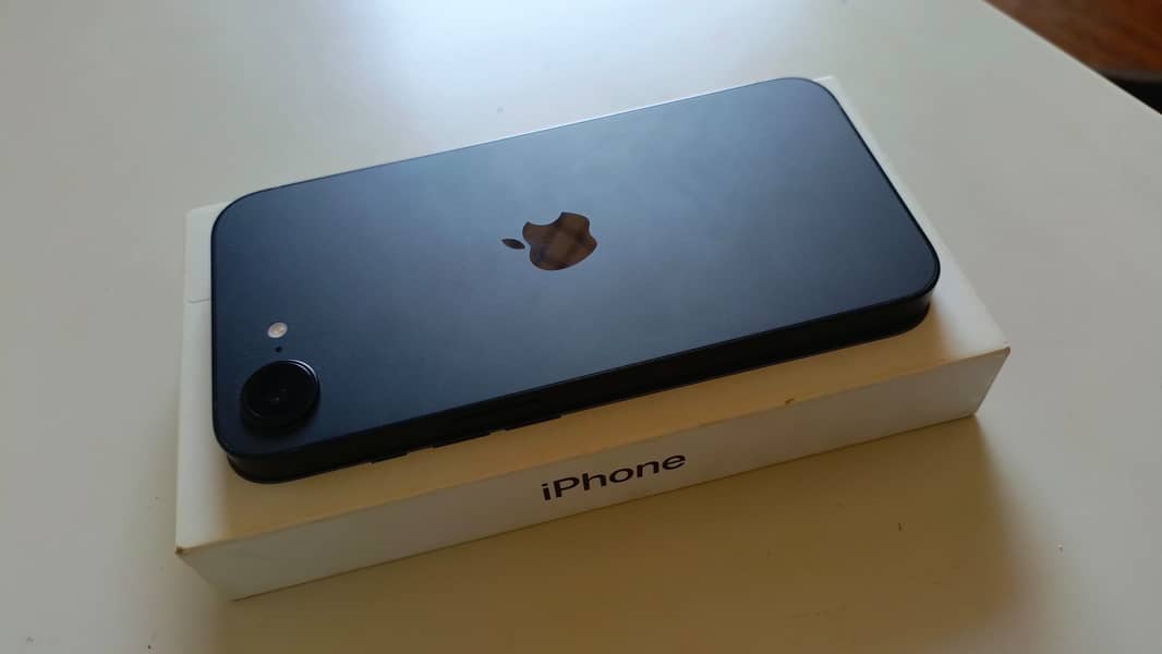Apple iPhone 16e 5