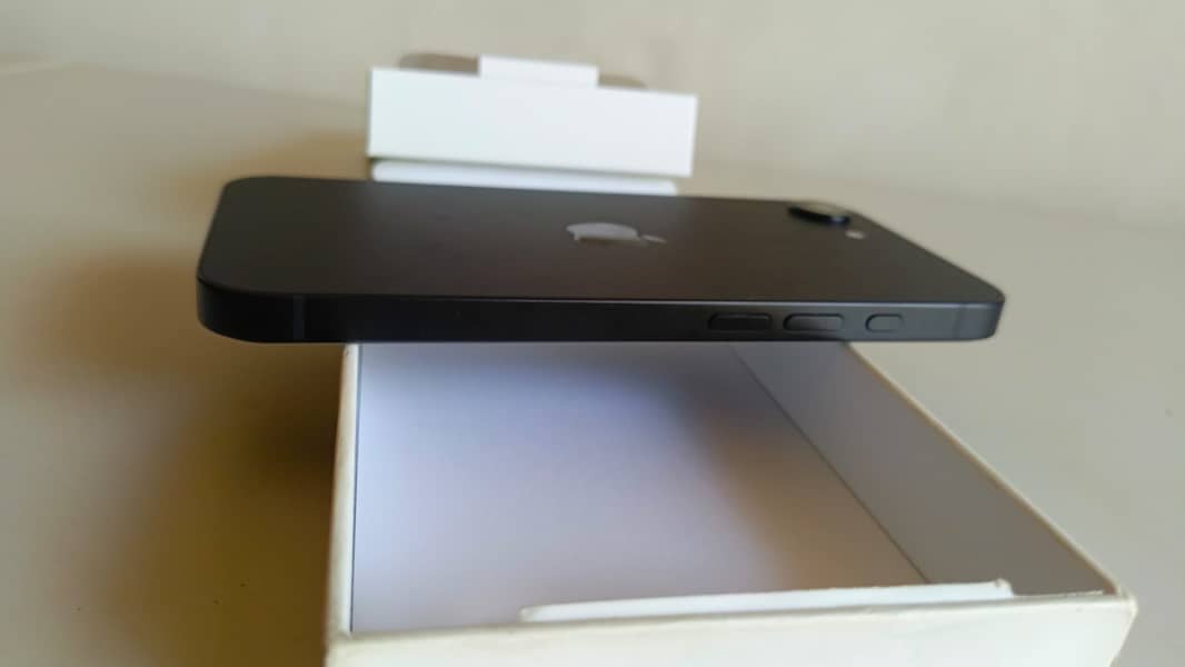 Apple iPhone 16e 6