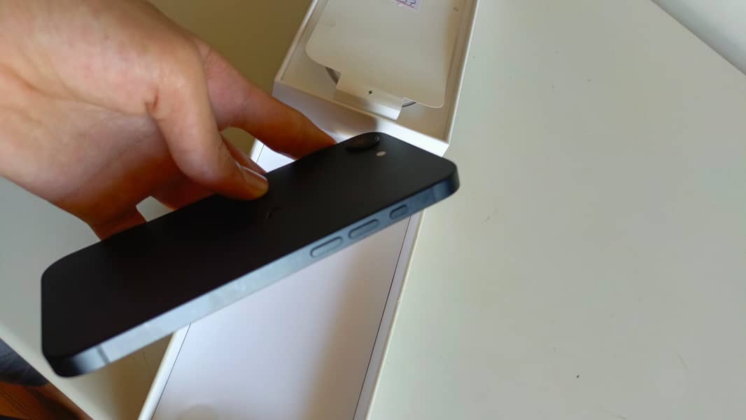 Apple iPhone 16e 7