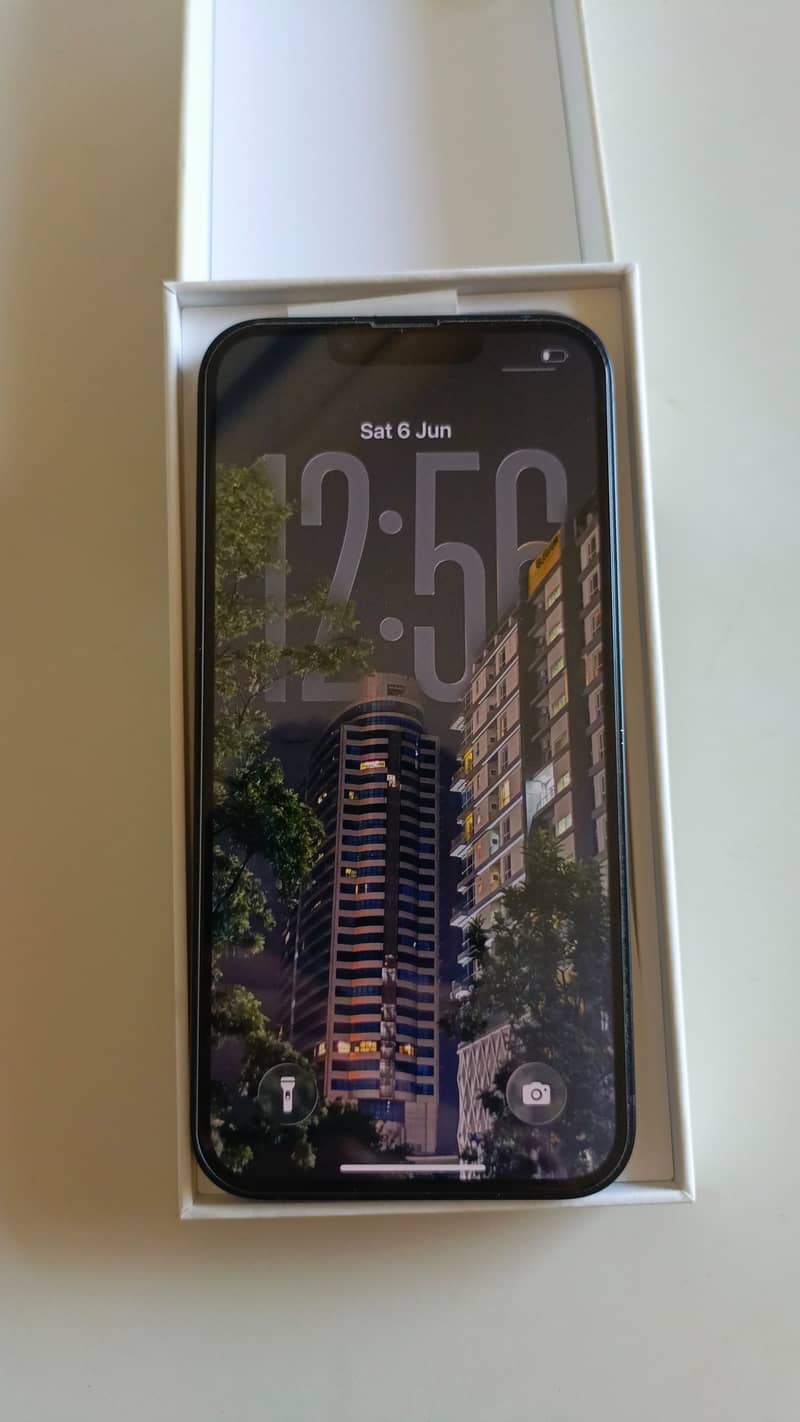Apple iPhone 16e 9