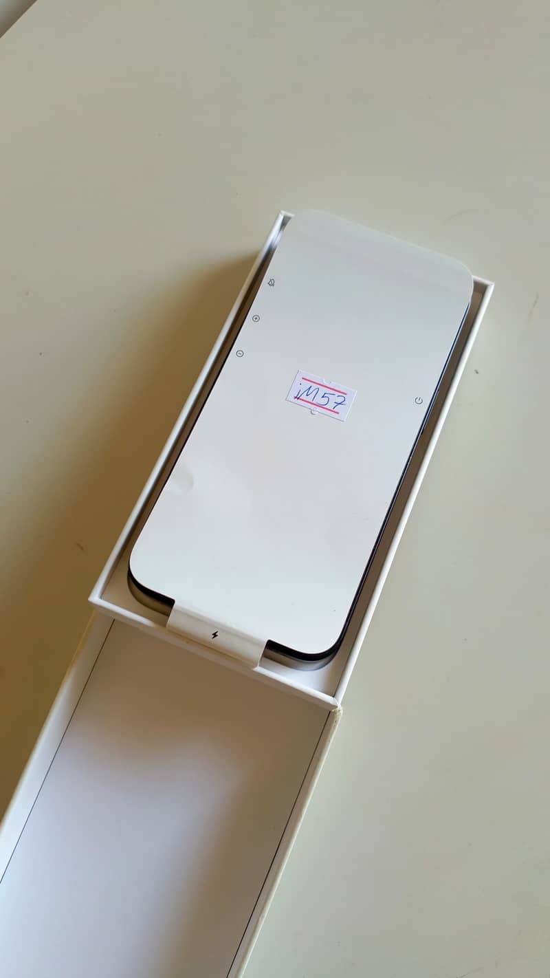 Apple iPhone 16e 10