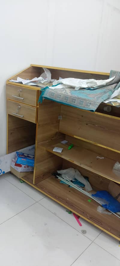 Cash counter table