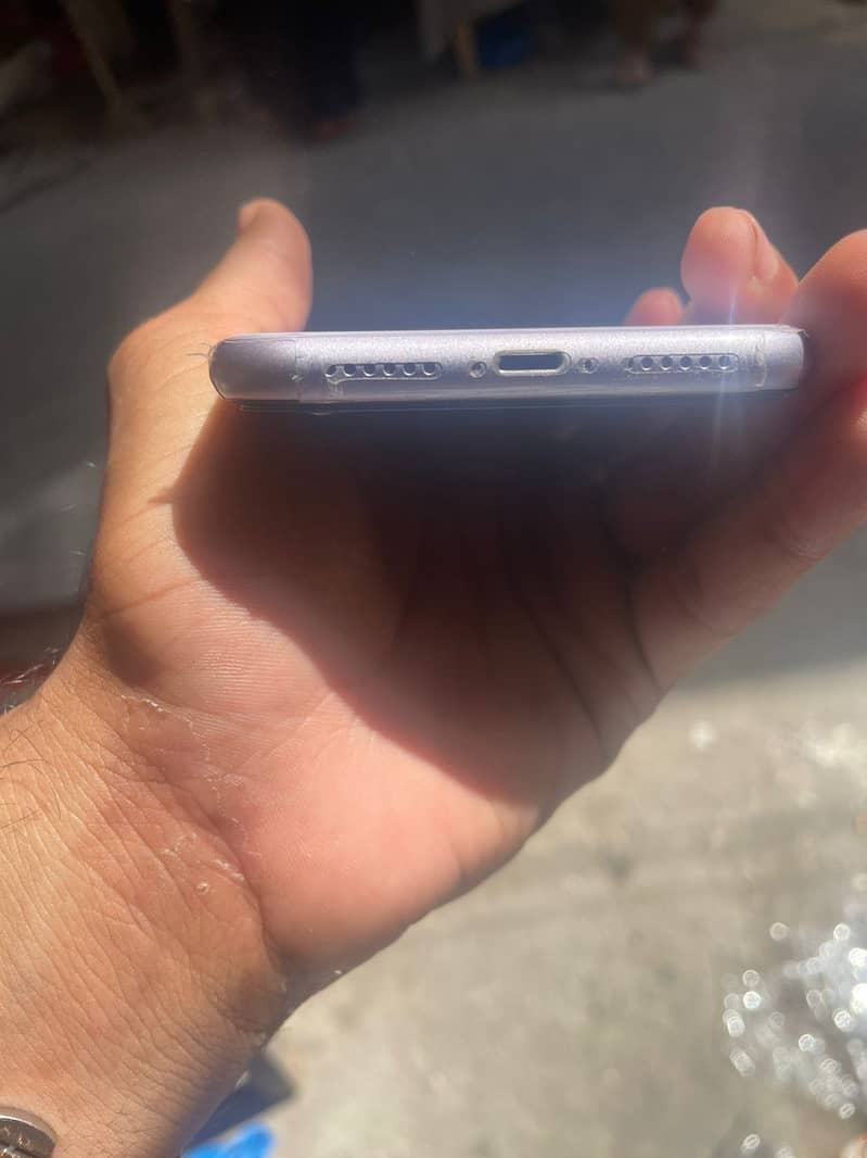 Apple iPhone 11 4
