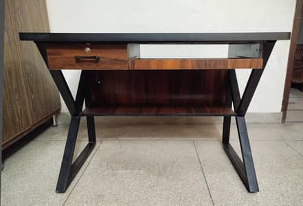 Modern Aesthetic Design Computer Table