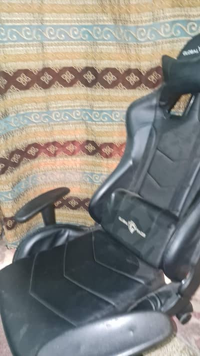 gaming chair used.  littl broken