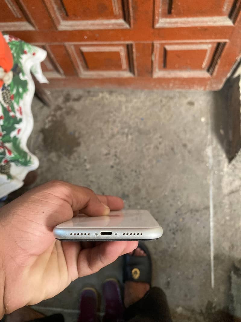 Apple iPhone 11 4