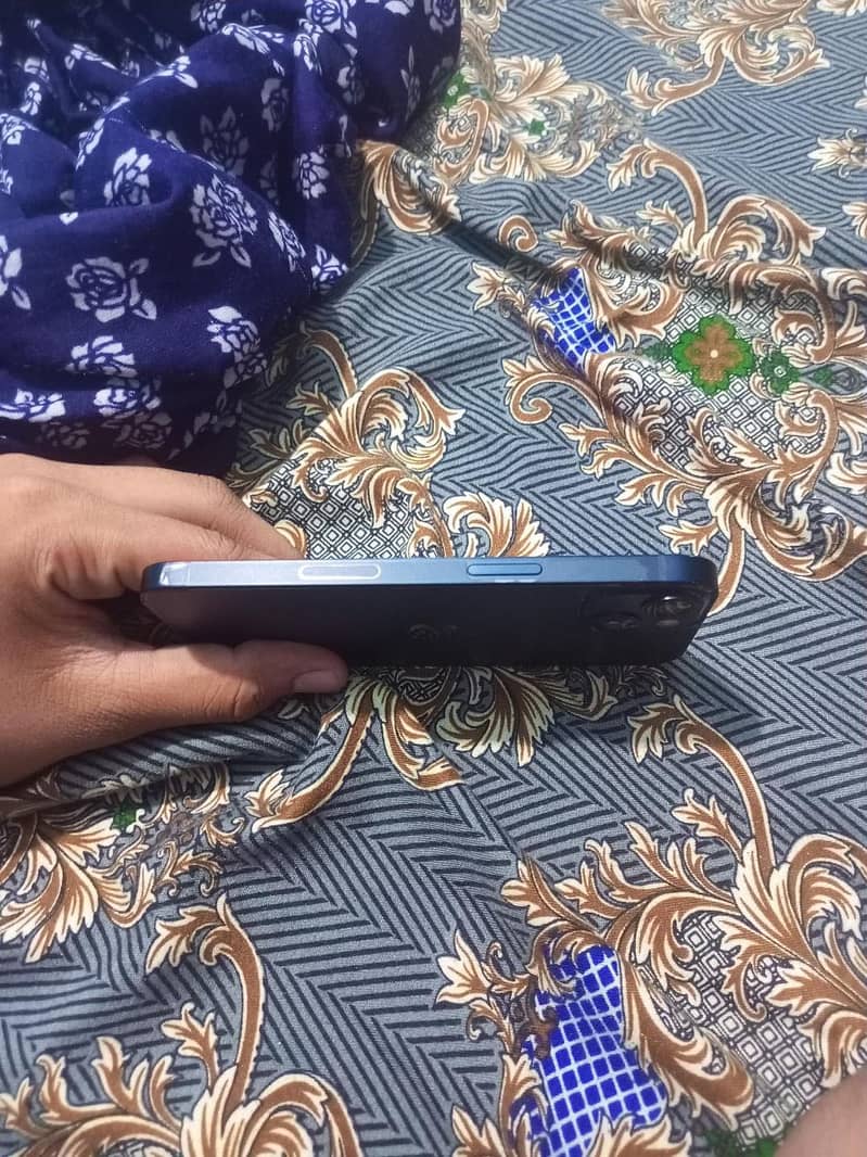 Apple iPhone 13 2