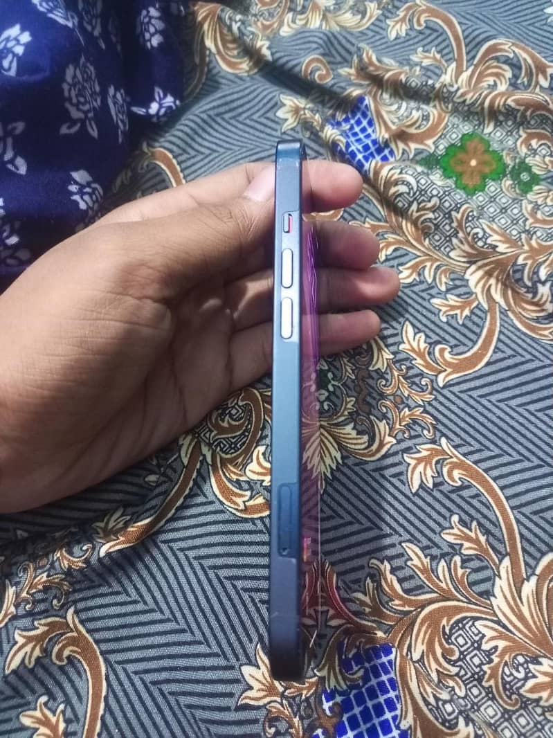 Apple iPhone 13 3
