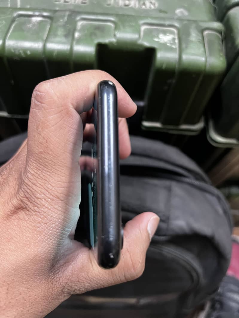 Apple iPhone XR 7