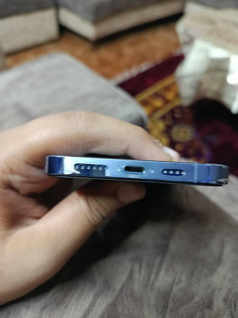 iPhone 13 Pro Max. 2