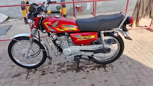 Honda 125 zero ha dabal samn k sat number b lga hua ha