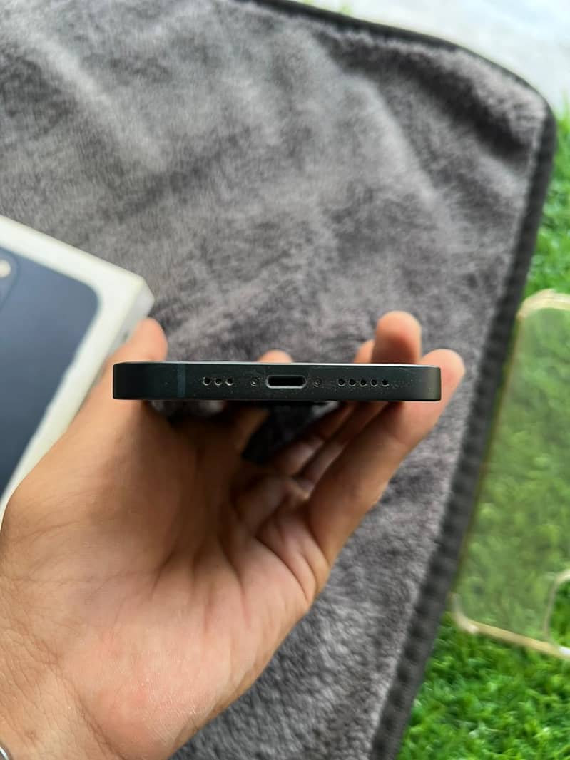 Apple iPhone 13 8