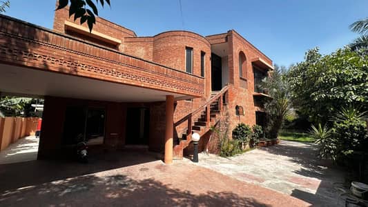 2 Kanal Used Modern Design Most Beautiful Owner Build Well Maintained Bungalow For Sale At Prime Location Of Dha Lahore Near To Park Masjid & Commercial Market .