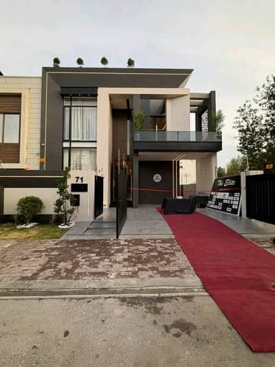 10 Marla Luxury House is Available for Rent in Bahria Town Lahore