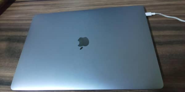 MacBook Pro 15-inch 2019.  Rom 512 gb  15-inch, 2019  15-inch, 2019