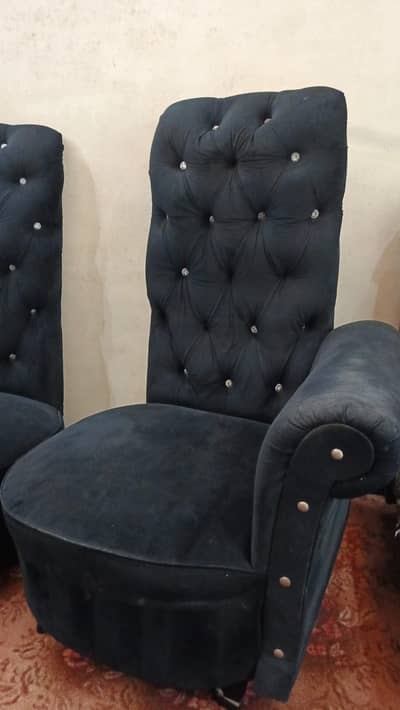 2 King sofa set with small table