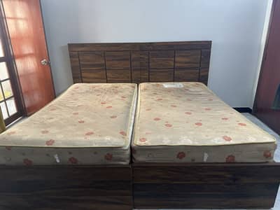 Two single jumbo size beds with Matrices