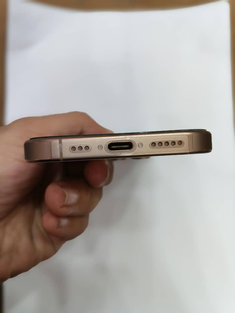 Apple iPhone 16 Pro 3