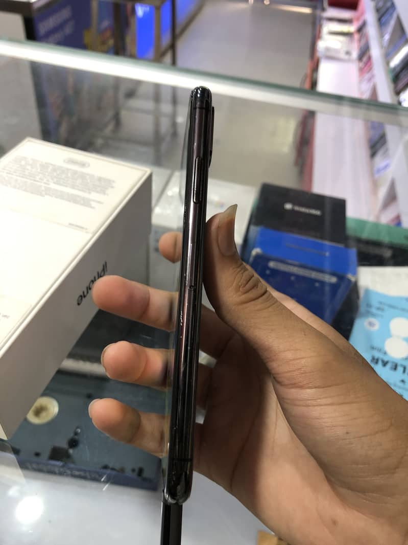 Apple iPhone X 4