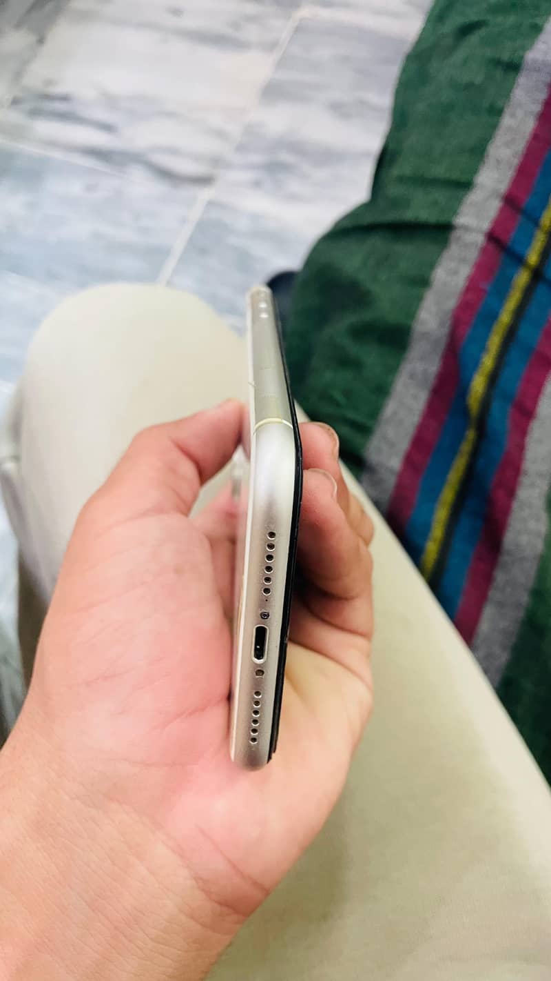 Apple iPhone 11 4