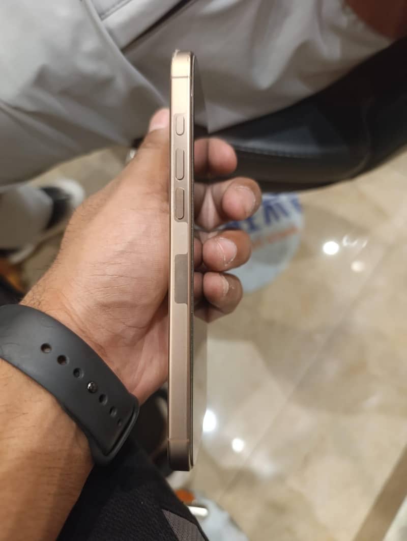 Apple iPhone 16 Pro Max 2