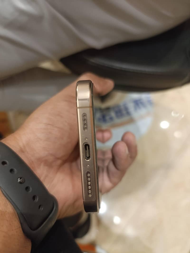Apple iPhone 16 Pro Max 3