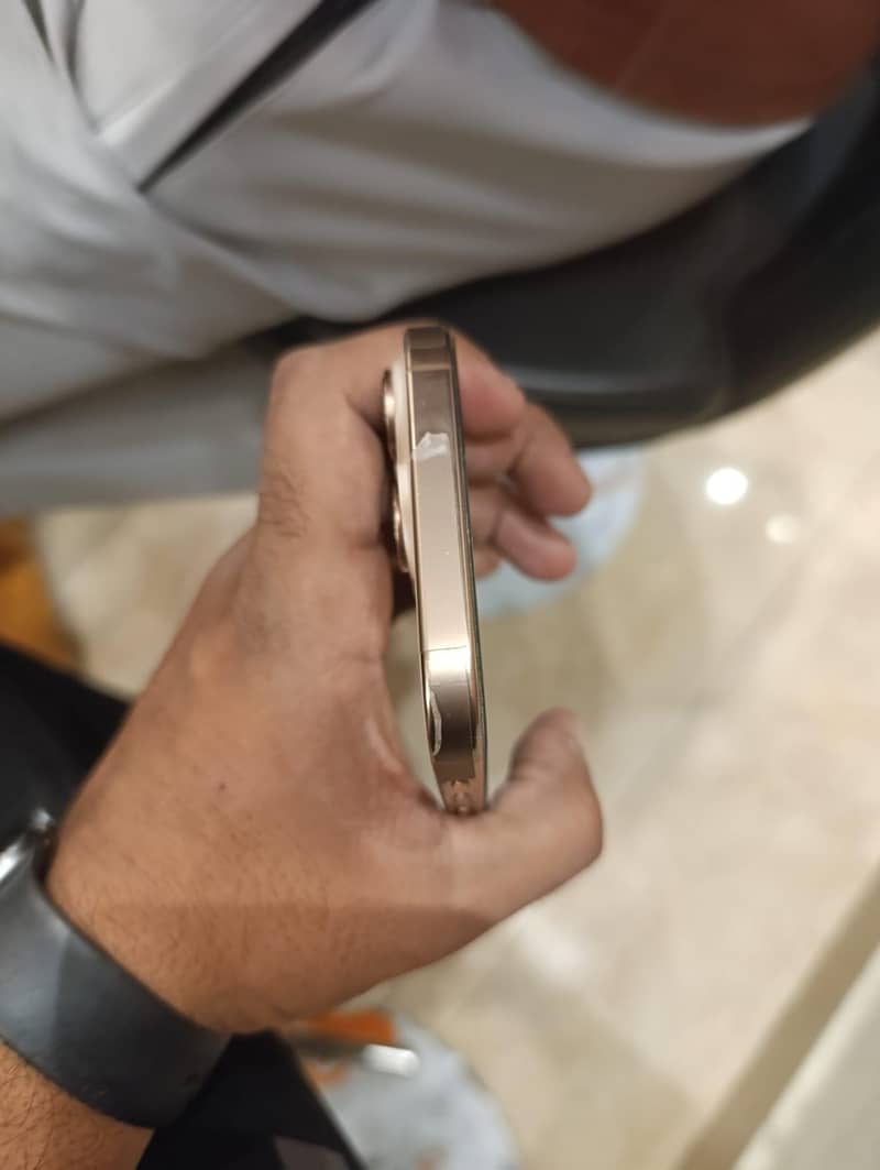 Apple iPhone 16 Pro Max 4