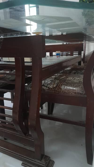 A beautiful dinning table with chairs  is for sale