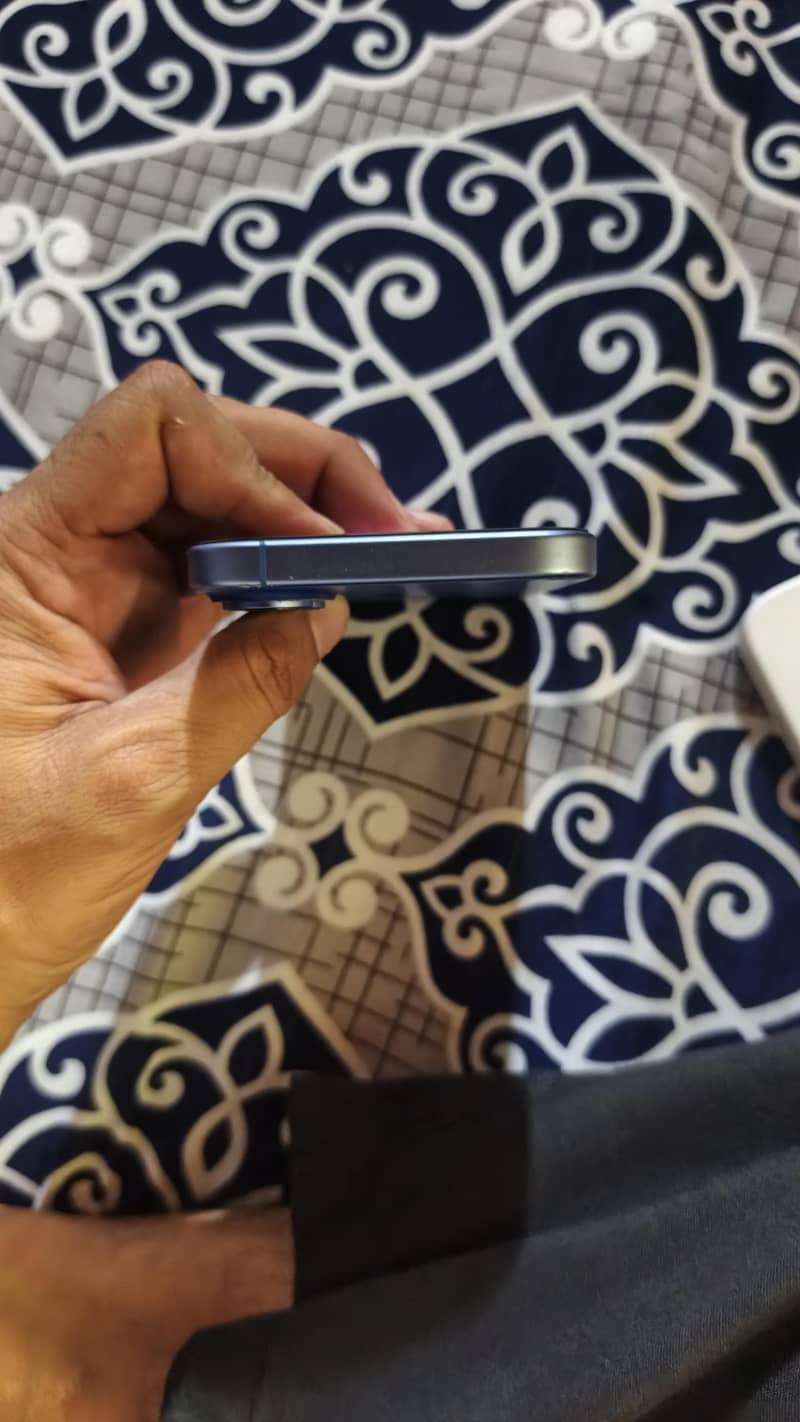 Apple iPhone 16 4