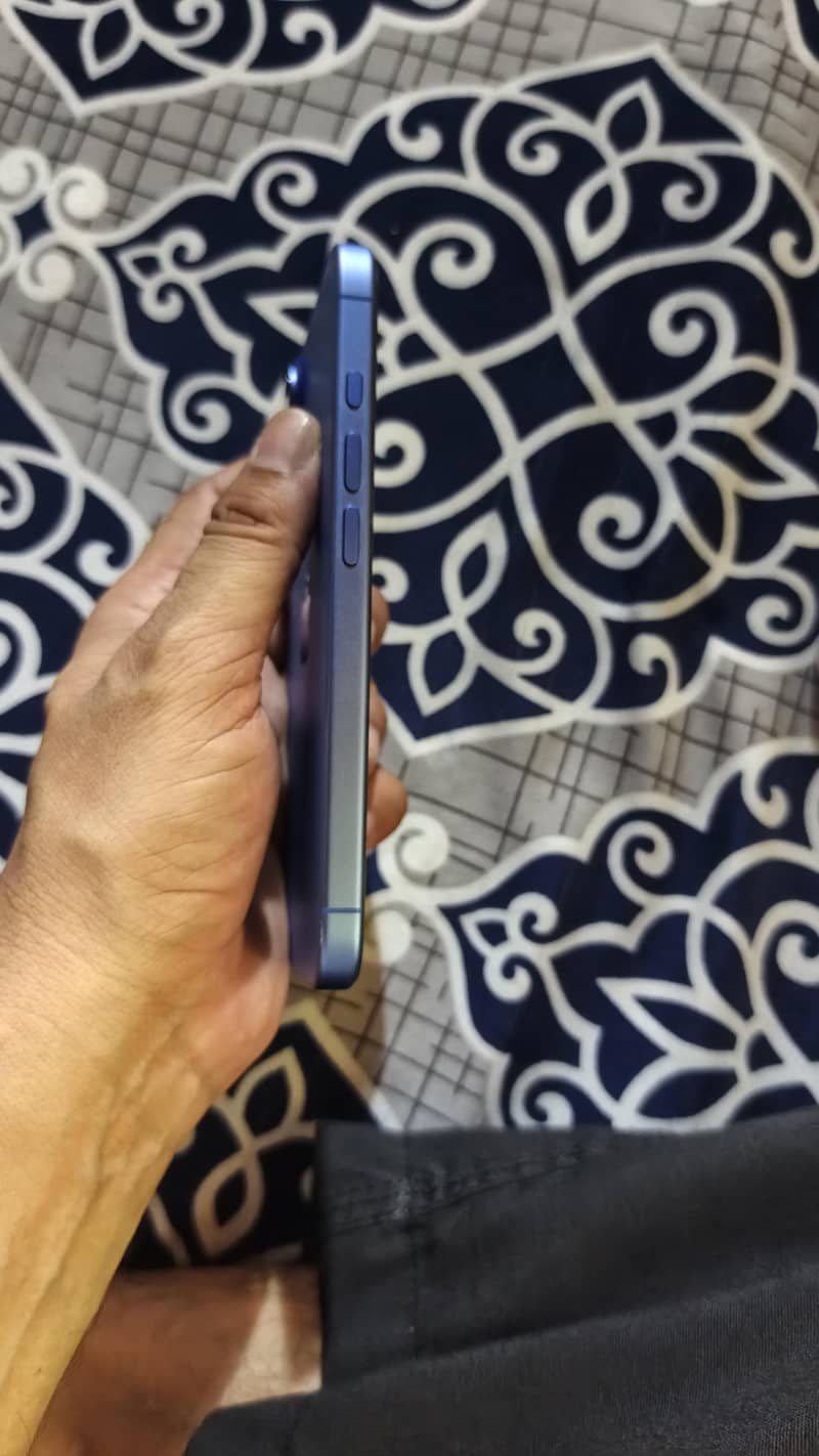 Apple iPhone 16 5