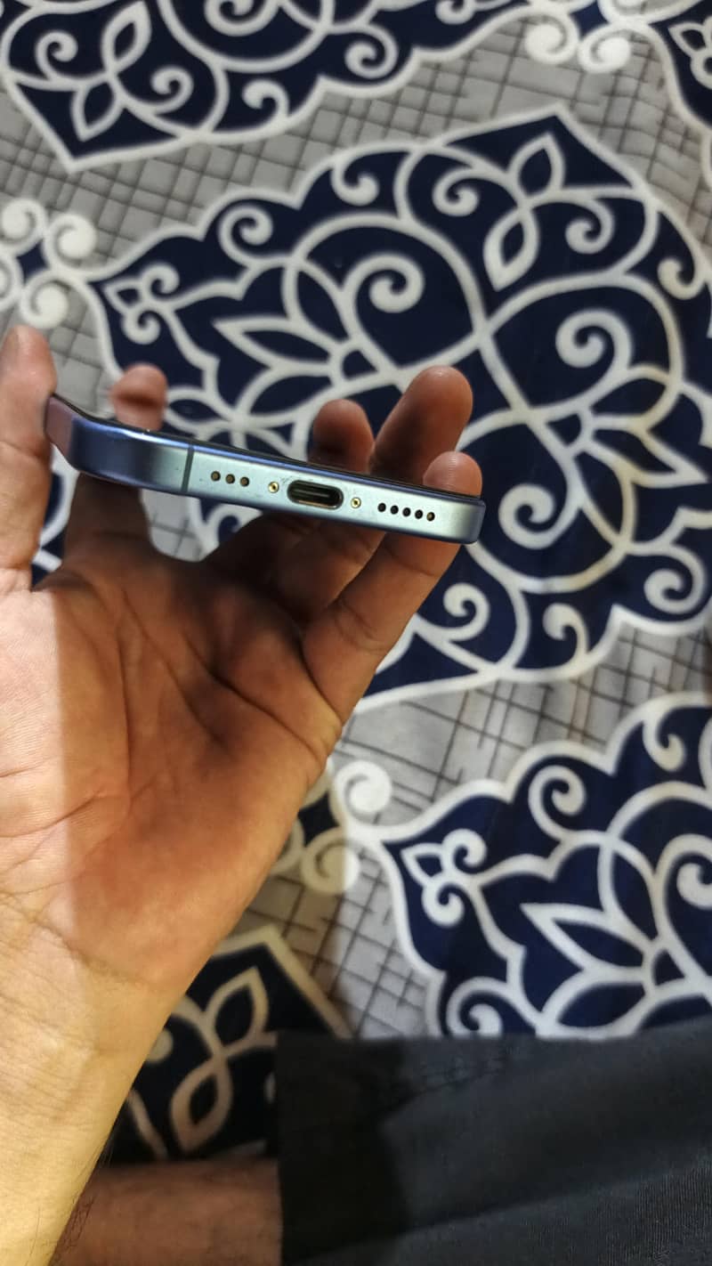 Apple iPhone 16 6