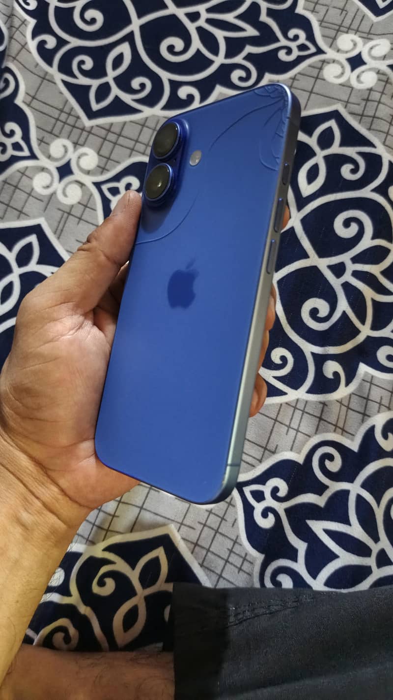 Apple iPhone 16 7