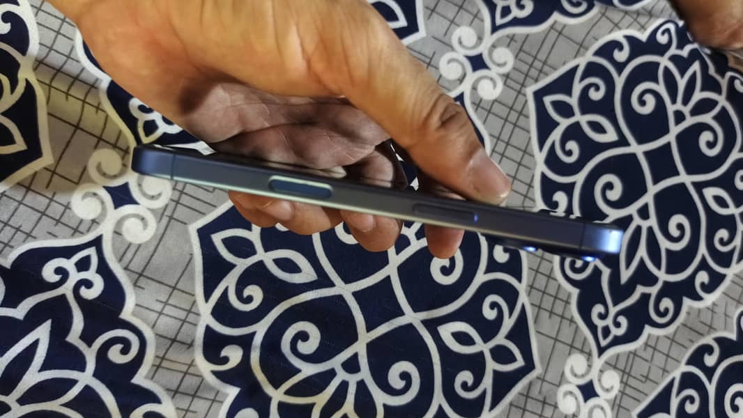 Apple iPhone 16 9