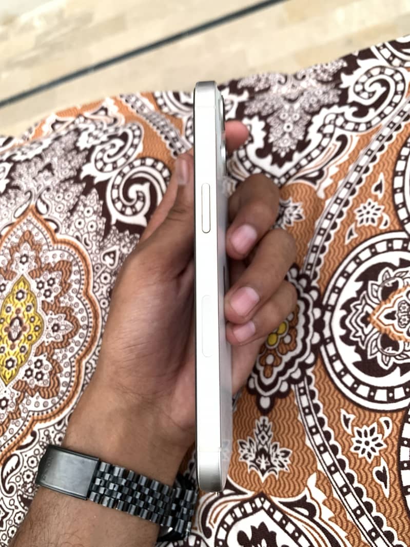 Apple iPhone 13 4