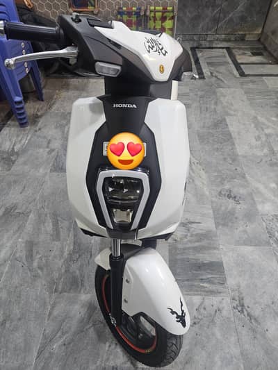 Honda icon:e 2026 model 127 km use bilkul new white colour