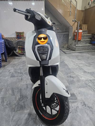 Honda icon:e 2026 model 127 km use bilkul new white colour