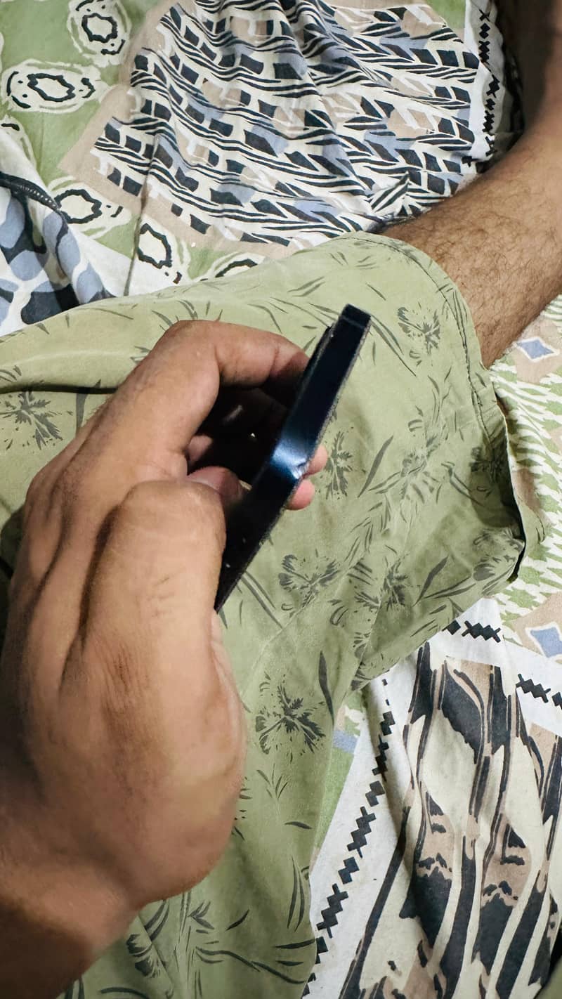 iPhone 12 4
