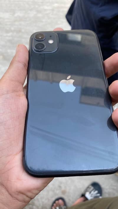 Apple iPhone 11.  Whatsapp num 03230143715
