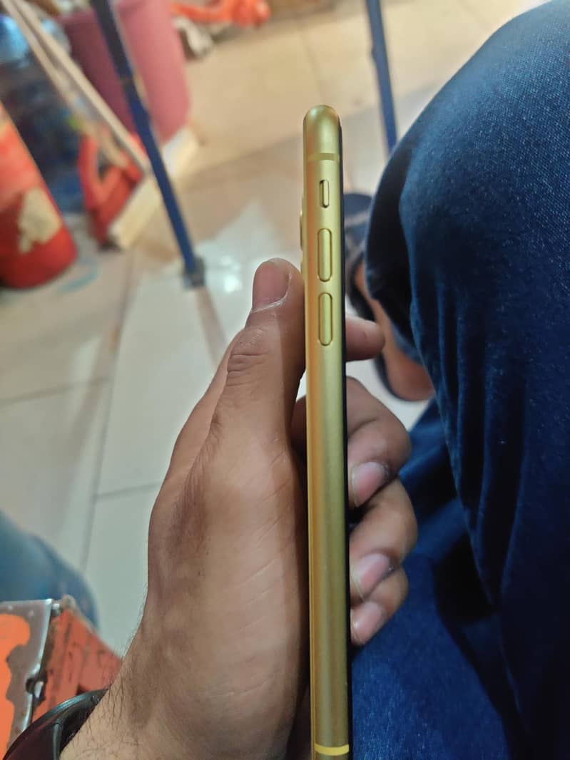 Apple iPhone 11 4