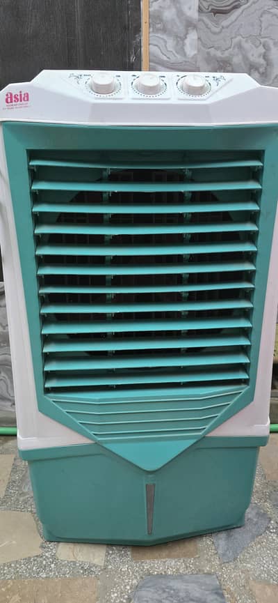 Cooler with solar panel