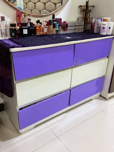 Dressing table with mirror and storage compartment